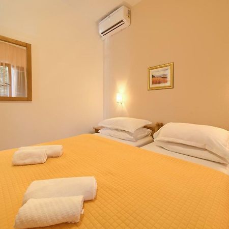 Apartments Loncar クルク エクステリア 写真