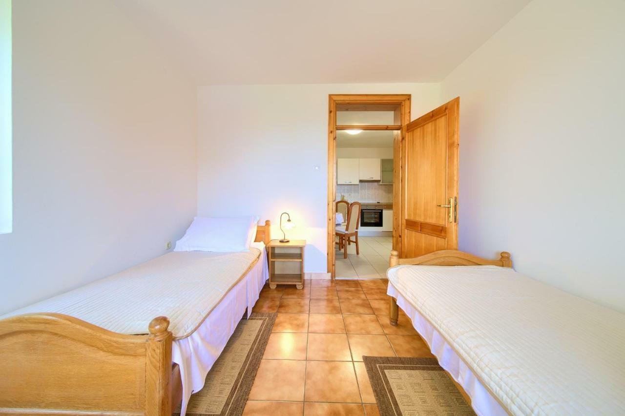 Apartments Loncar クルク エクステリア 写真